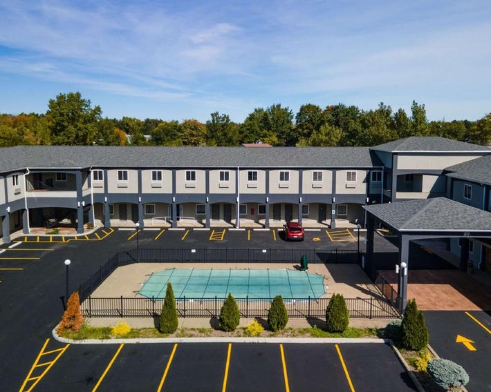 Days Inn & Suites by Wyndham Niagara Falls/Buffalo