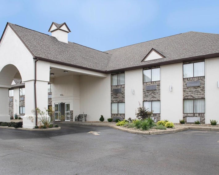 Schoenbrunn Inn & Suites