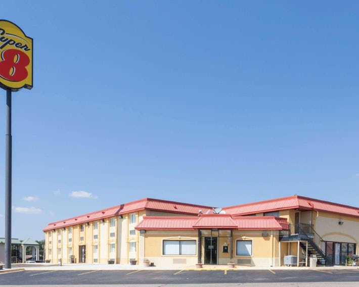 Super 8 by Wyndham Clinton