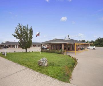 Super 8 by Wyndham Henryetta