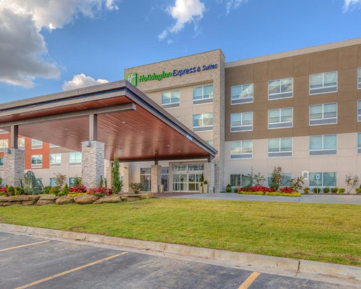 Holiday Inn Express & Suites Tulsa Midtown by IHG