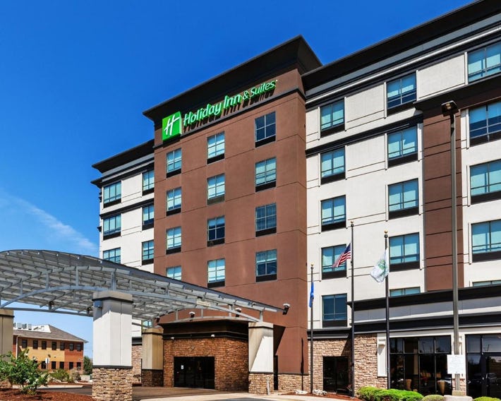 Holiday Inn & Suites Tulsa South