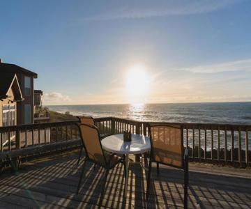 Whale Pointe 2 Br cottage by RedAwning