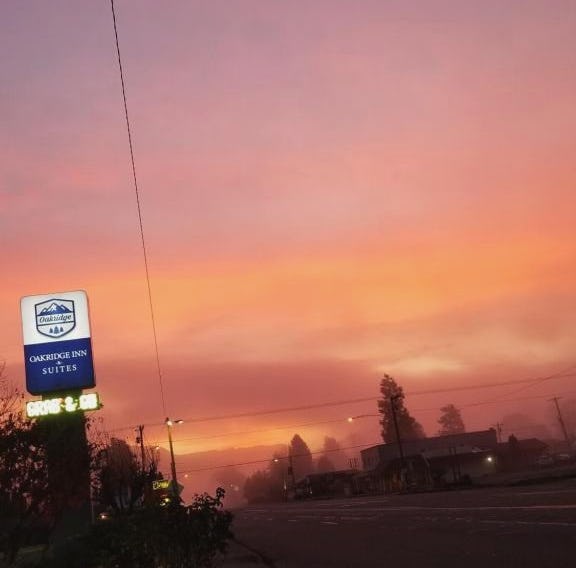 Oakridge Inn & Suites