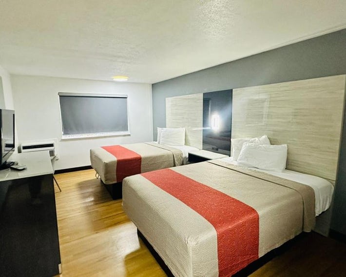 Evergreen Inn & Suites Portland