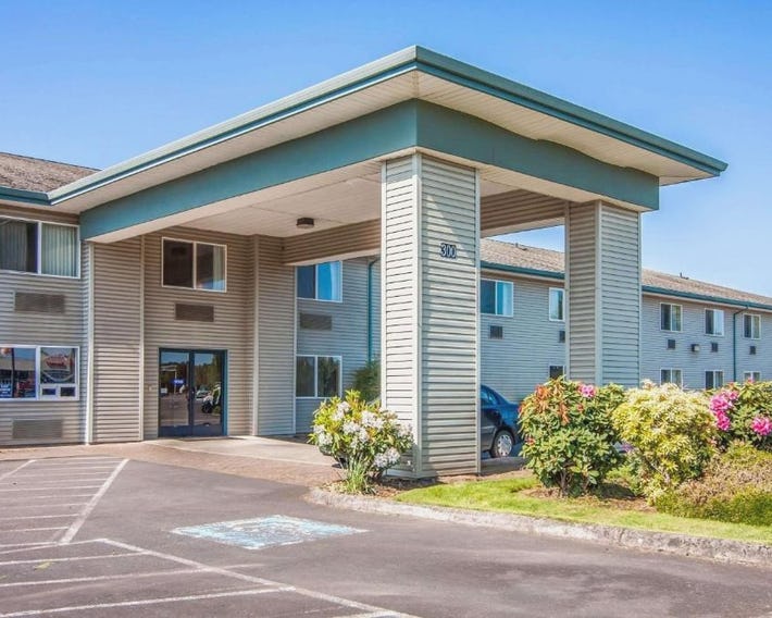 Bridgeway Inn & Suites