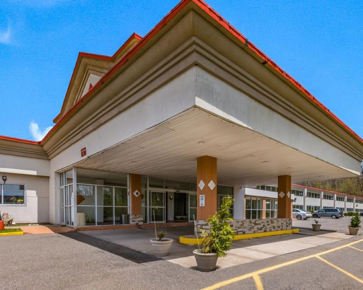 Red Carpet Inn & Suites