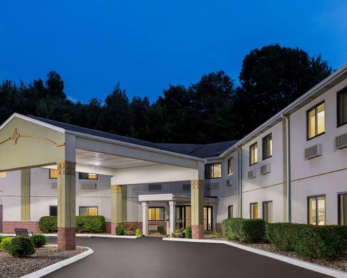 Super 8 by Wyndham Grove City