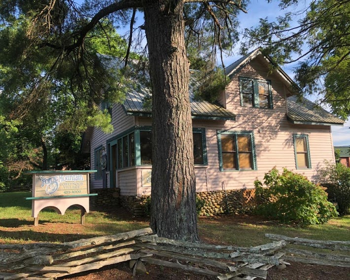 Smokies Bed and Breakfast - Evergreen Cottage Inn