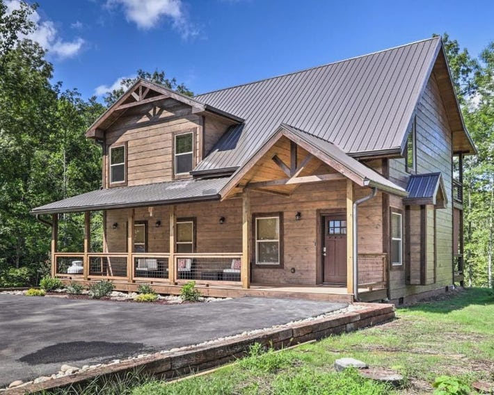 5 Mi to Pigeon Forge: Woodsy Retreat w/ Hot Tub!
