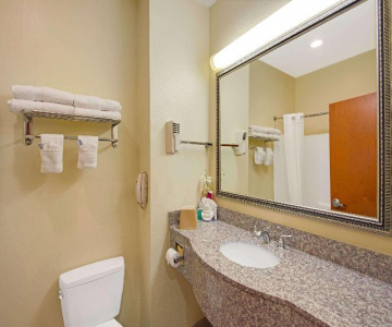 Super 8 by Wyndham Austin/Airport North