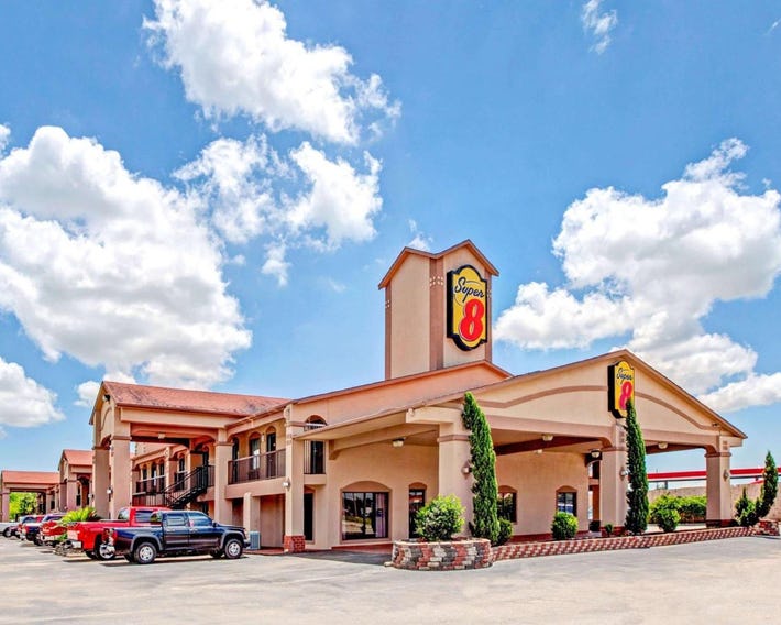 Super 8 by Wyndham Mont Belvieu - Baytown East