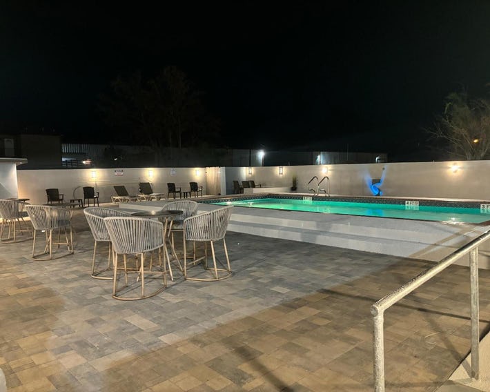 Deluxe 6 Inn & Suites