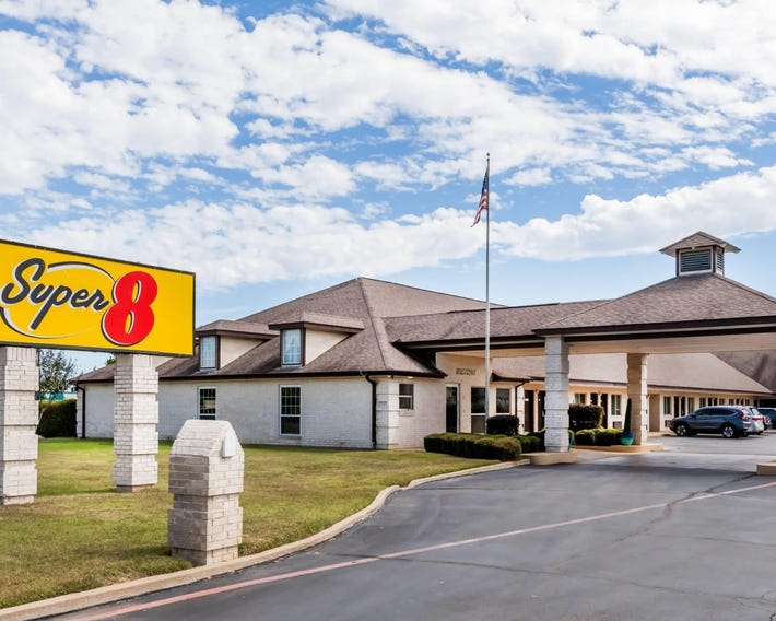Super 8 by Wyndham Cleburne