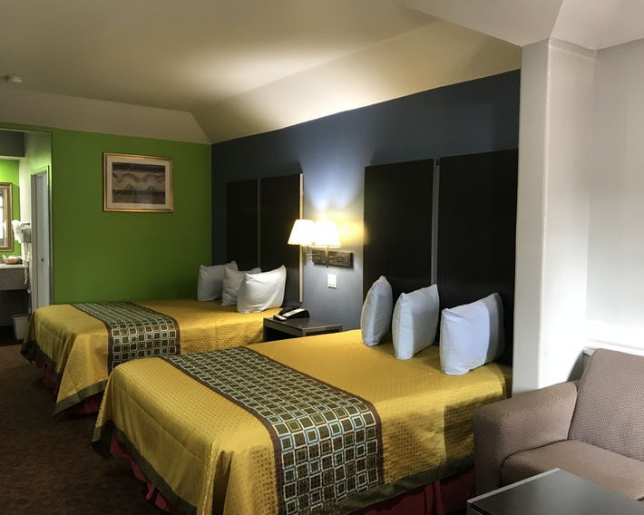 Camelot Inn & Suites