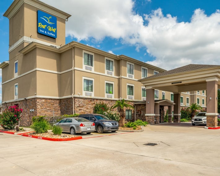 Restwell Inn & Suites