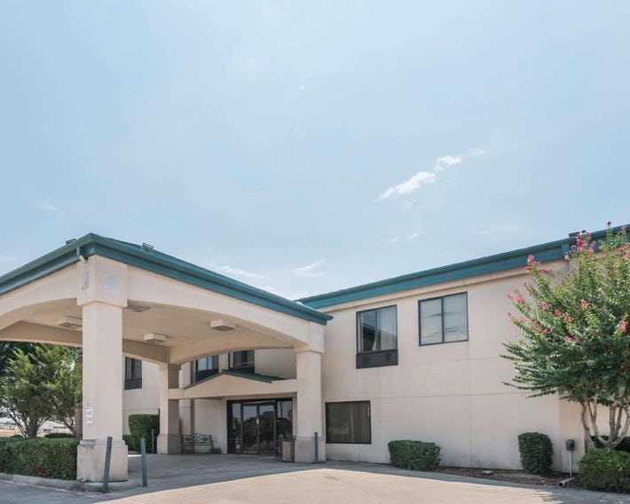 Super 8 by Wyndham Fort Worth Downtown South