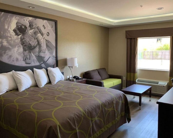 Super 8 by Wyndham Kingwood Houston North