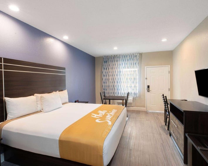Days Inn and Suites by Wyndham La Porte