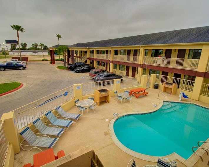 Deluxe Inn and Suites