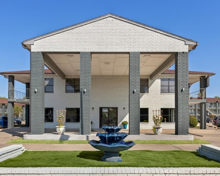HomeTowne Studios by Red Roof San Antonio E - Frost Bank Center