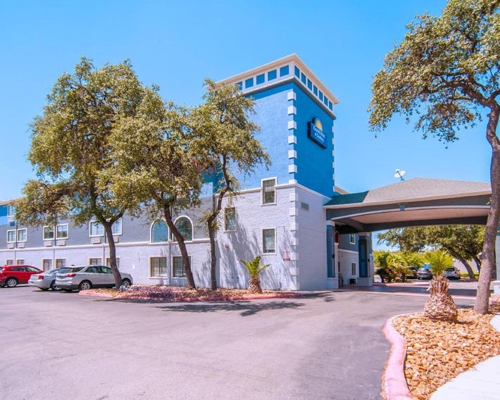 Days Inn & Suites by Wyndham San Antonio North/Stone Oak