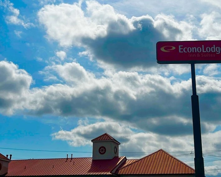 Econo Lodge Inn & Suites