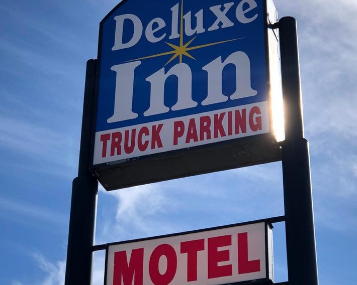 Deluxe Inn Motel