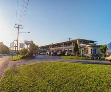 Riverside Inn and Suites