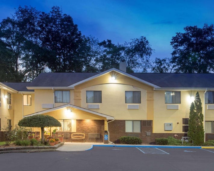 Super 8 by Wyndham Radford VA