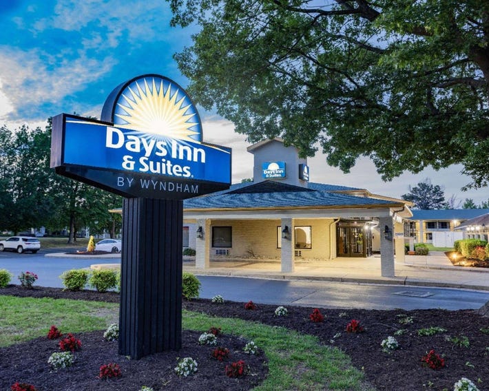 Days Inn & Suites by Wyndham Colonial