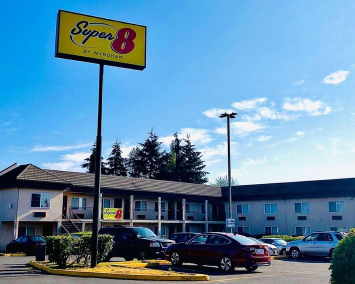 Super 8 by Wyndham Lynnwood
