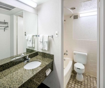 Econo Lodge Inn & Suites Spokane