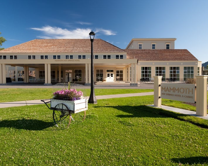 Mammoth Hot Springs Hotel & Cabins