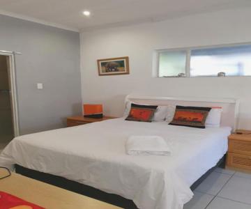 Lyronne Guesthouse Shuttle And Tours